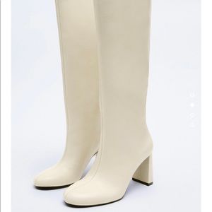 KNEE HIGH BOOTS WITH HIGH BLOCK HEELS.